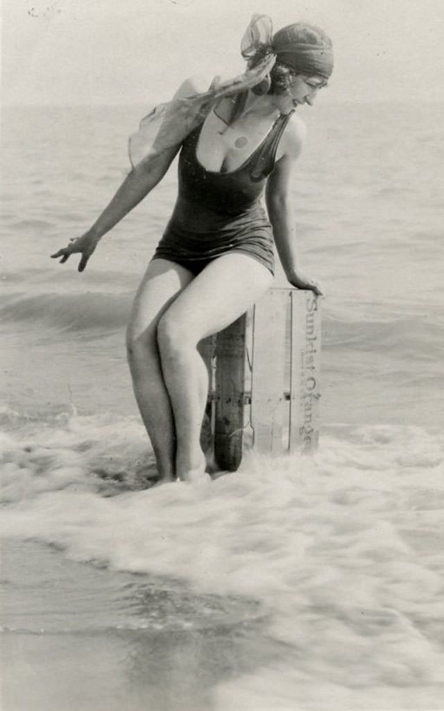 Fascinating Vintage Photos Show Women's Beachwear Styles of the 1930s