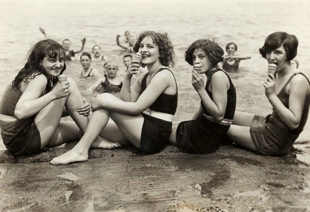 Fascinating Vintage Photos Show Women's Beachwear Styles of the 1930s