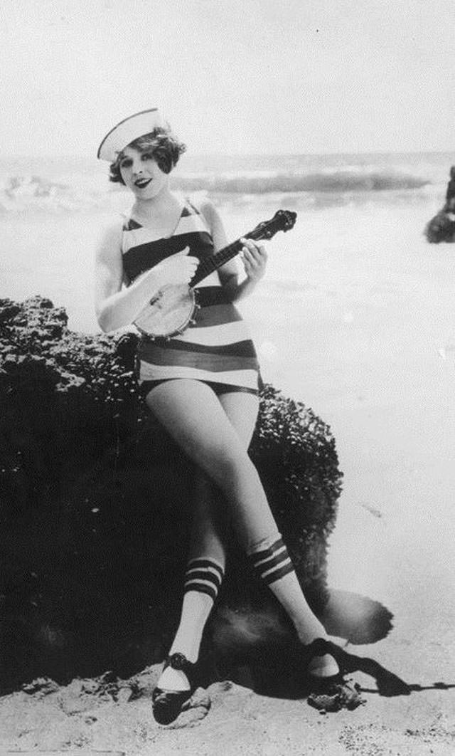 Fascinating Vintage Photos Show Women's Beachwear Styles of the 1930s