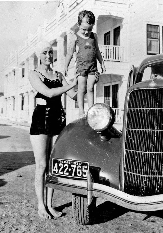 Fascinating Vintage Photos Show Women's Beachwear Styles of the 1930s