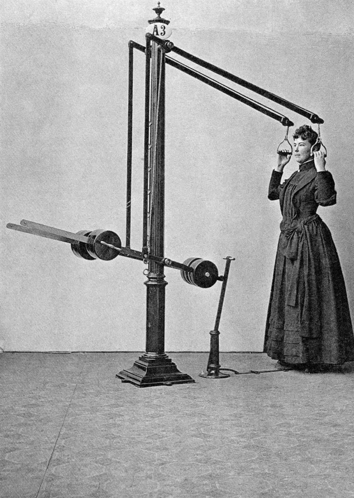 This arm-bending apparatus is good for the arms, shoulders, and back.