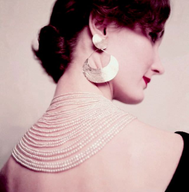Evelyn Tripp wearing a necklace of reversed seed-cowl pearls, 1952