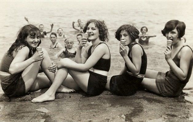 Fascinating Vintage Photos Show Women's Beachwear Styles of the 1930s