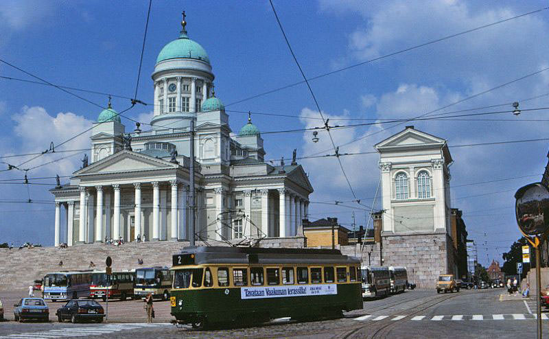 HM V class tramcar, working Line 2, turns from Snellmaninkatu into Aleksanterinkatu, at Senate Square, Helsinki, 1981