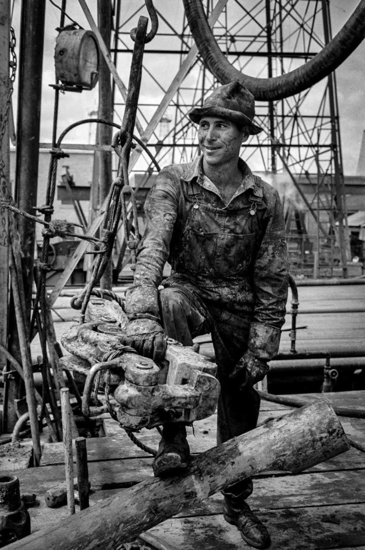 The Harsh Life of Roughnecks of the East Texas Oil Field in Photos, 1939