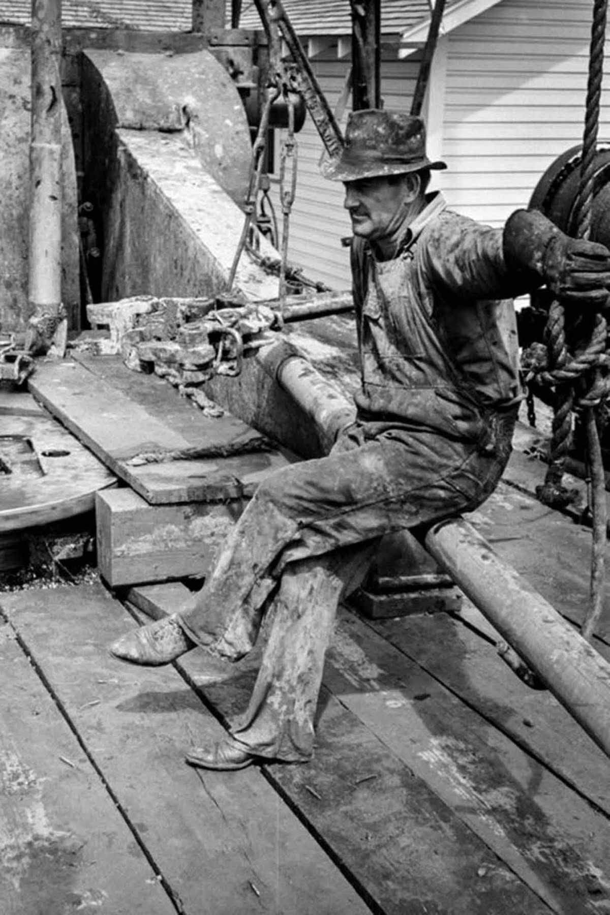 The Harsh Life of Roughnecks of the East Texas Oil Field in Photos, 1939
