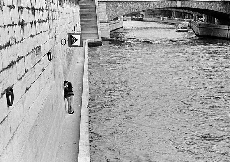 Hot kiss by the Seine