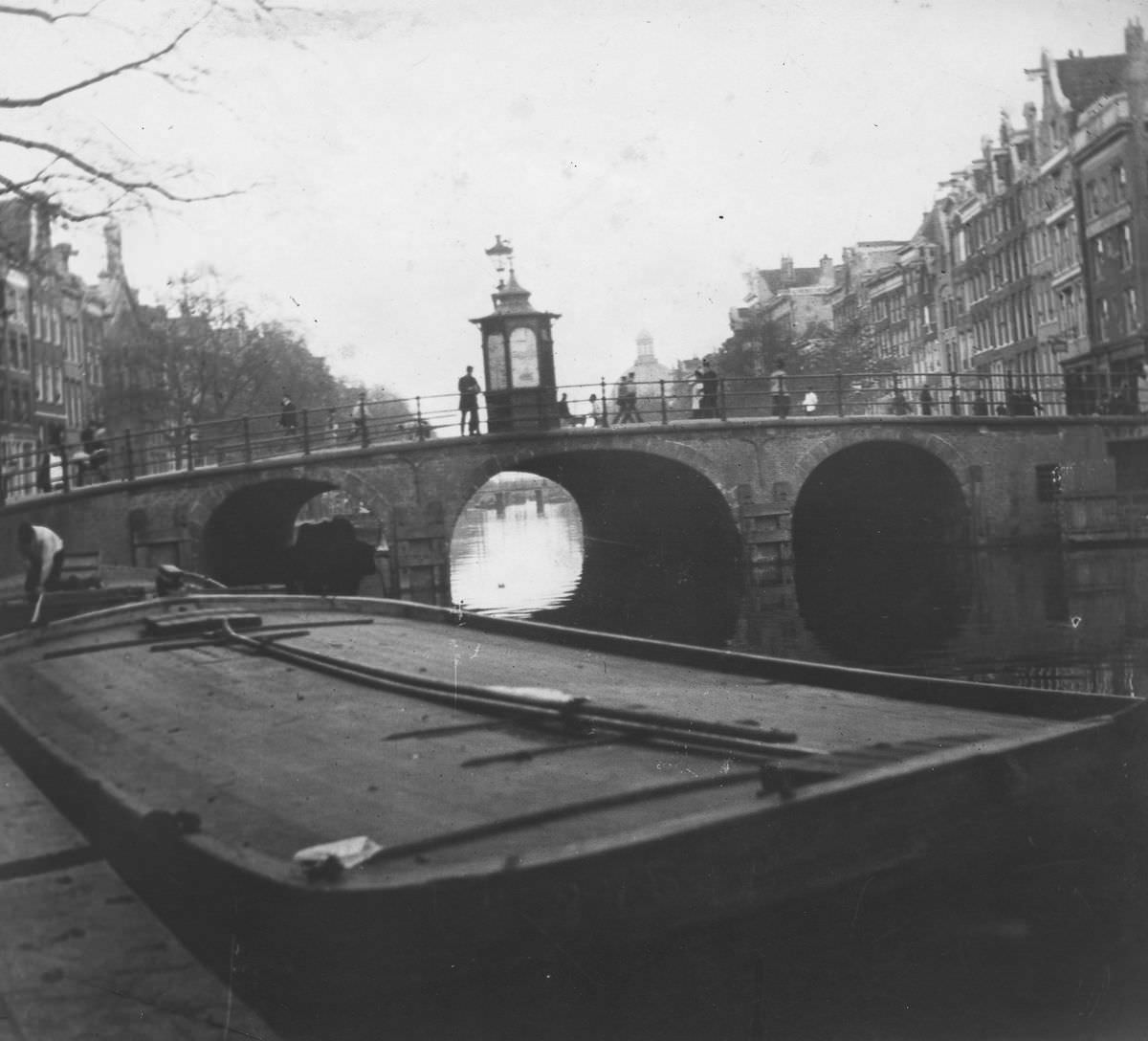 View of the Torensluis Bridge over the Singel Canal.