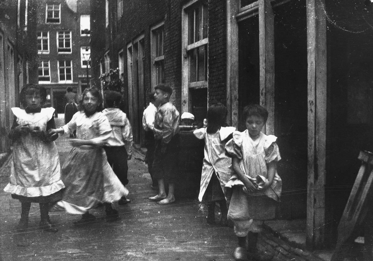 Children play in an alley.