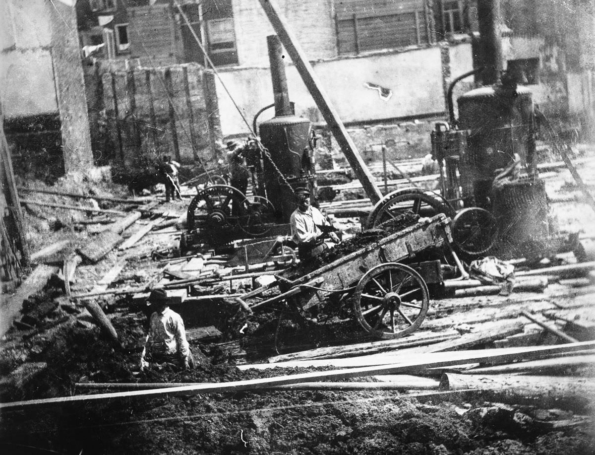 Workers at the construction site of the Municipal Bath and Swimming Facility at the Heiligeweg.