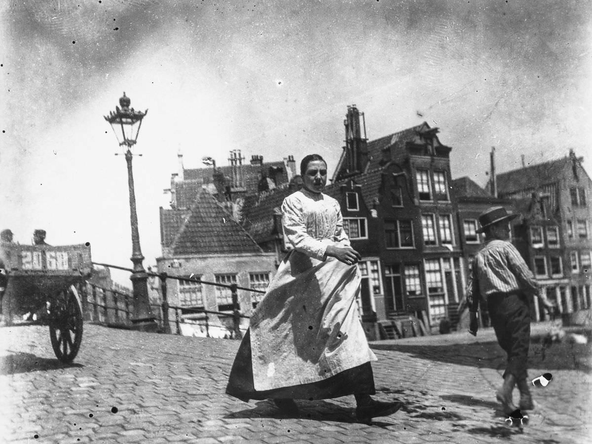 The intersection of Lindengracht and Lijnbaansgracht.