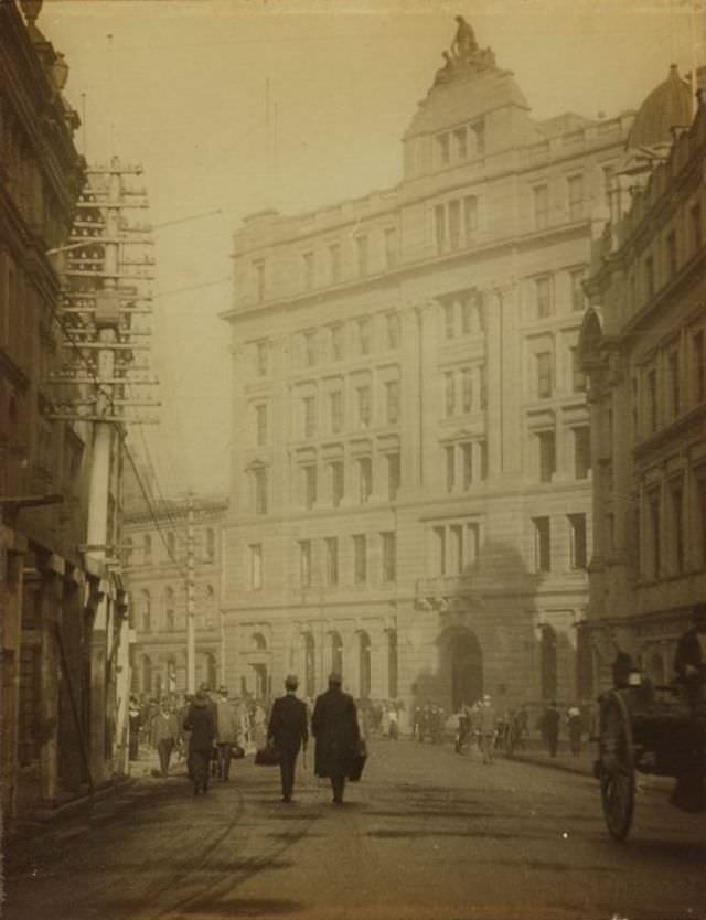 Spring Street, Sydney looking into Pitt Street, circa 1910