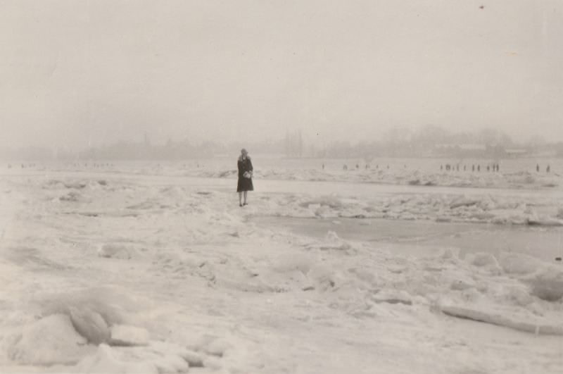 The partly frozen waters of the Rhine and Bonn's old Rhine Bridge, 1927