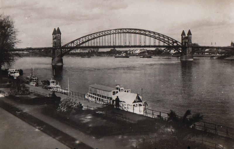 Rheinufer, August 1940