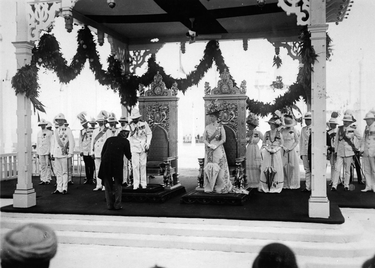 The king and queen greet onlookers in Bombay.