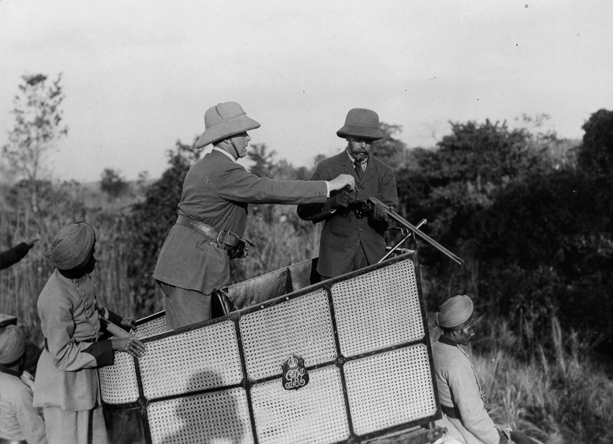 The king loads his gun during the tiger hunt.