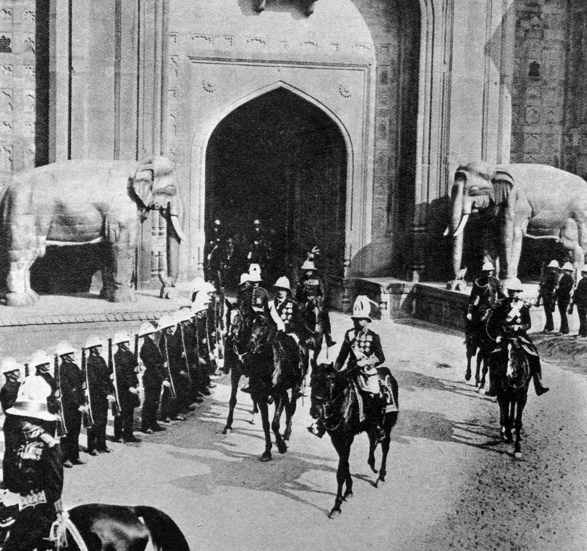 The royal party enters Delhi.