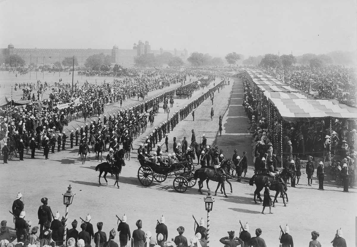 A military procession is held in Delhi to honor the English king and queen.