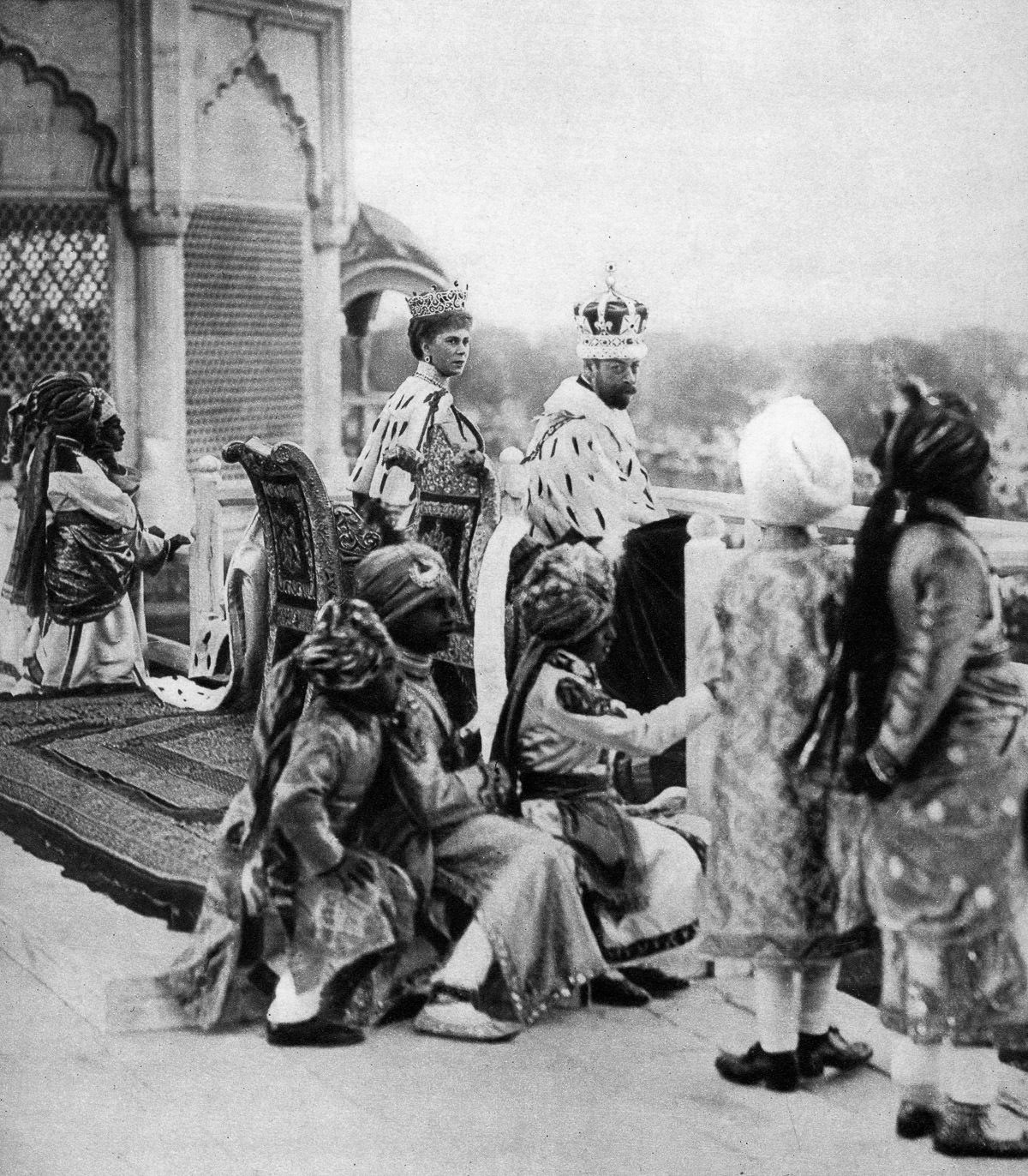 The king and queen attend a ceremony in Delhi.