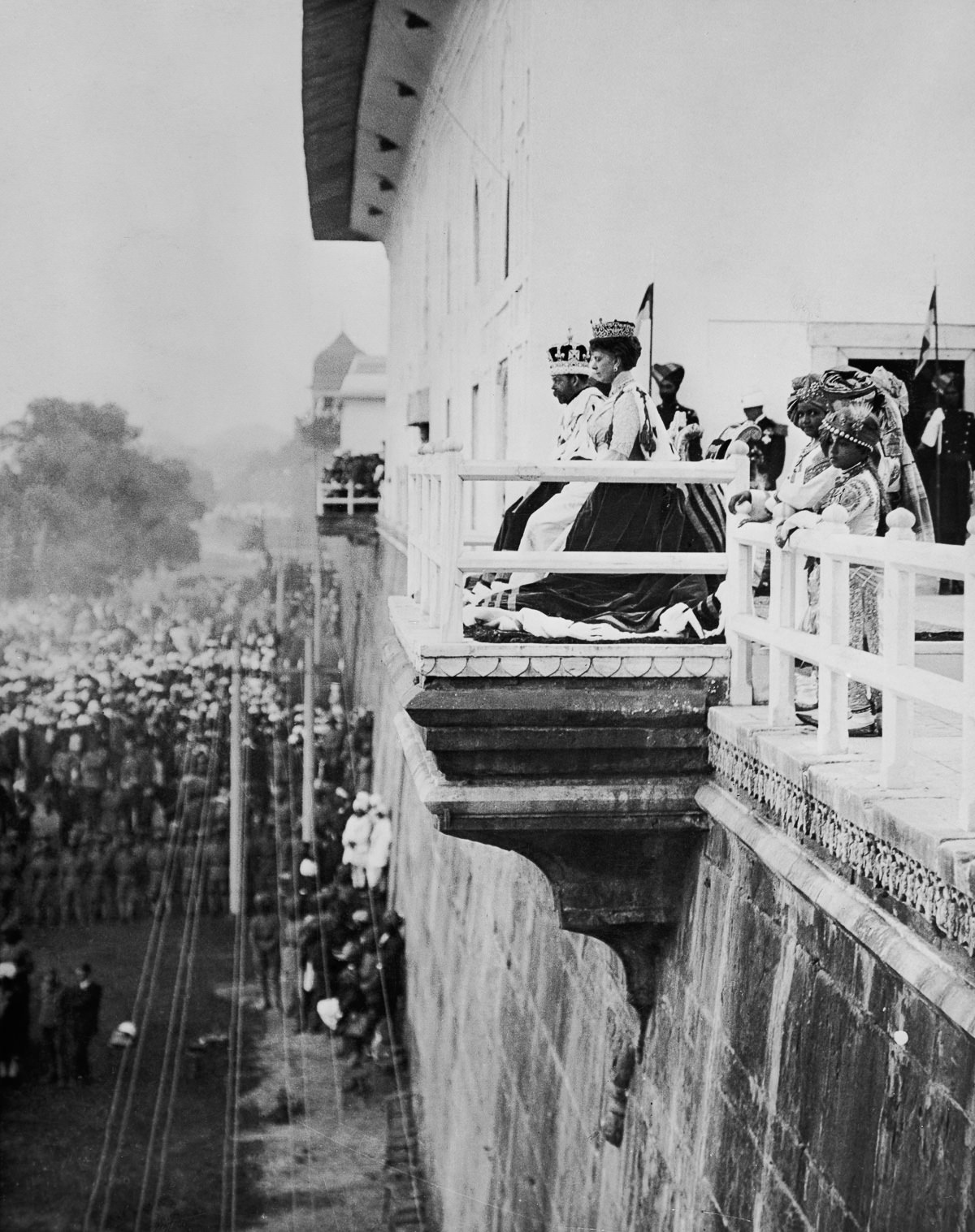 The king and queen make a public appearance on the balcony of the Red Fort in Delhi.