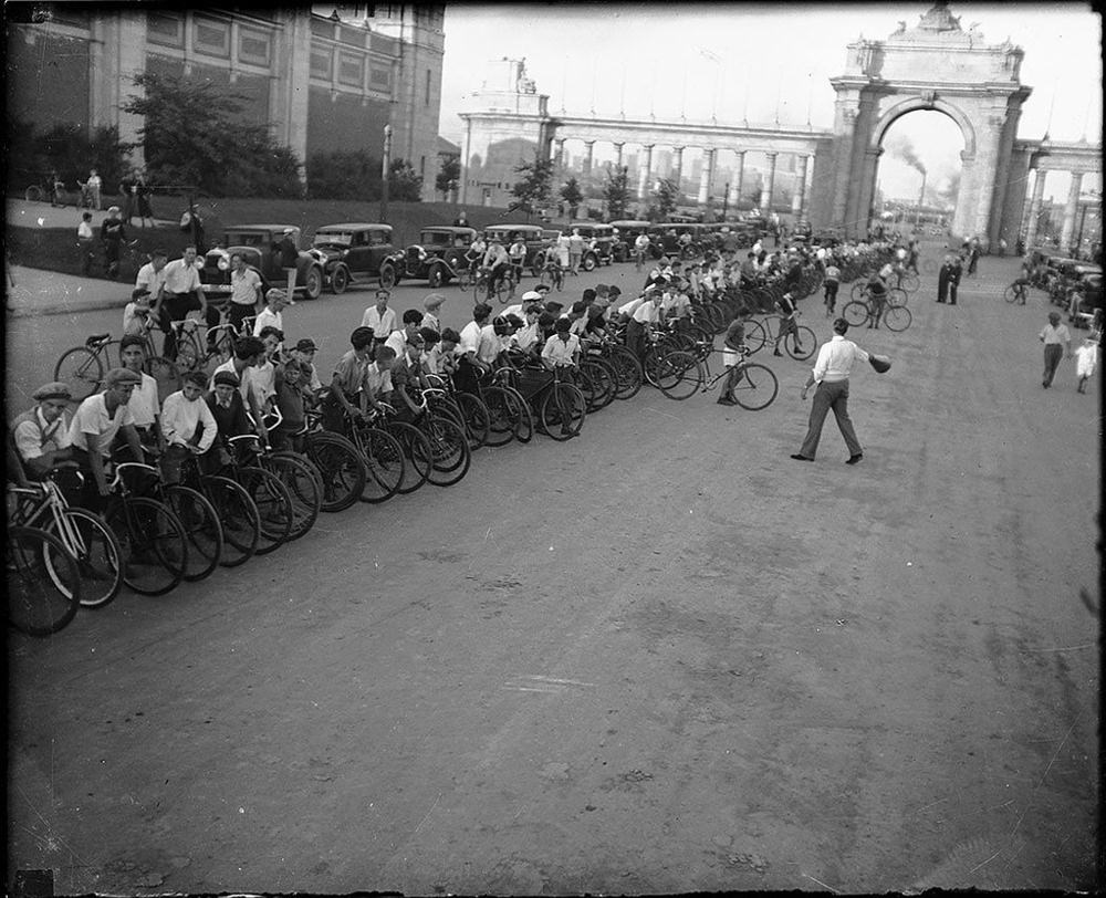 Cyclists lined up for race