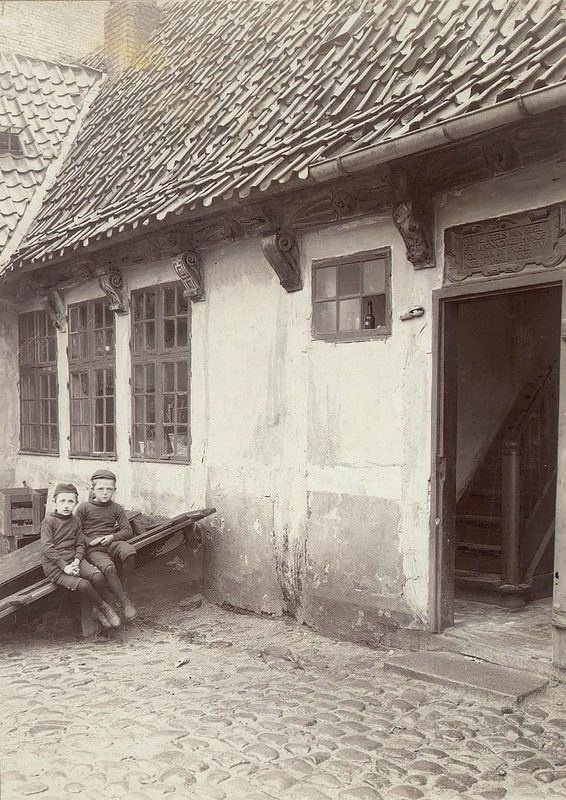 The citizens' school's old teacher's residence, the courtyard side