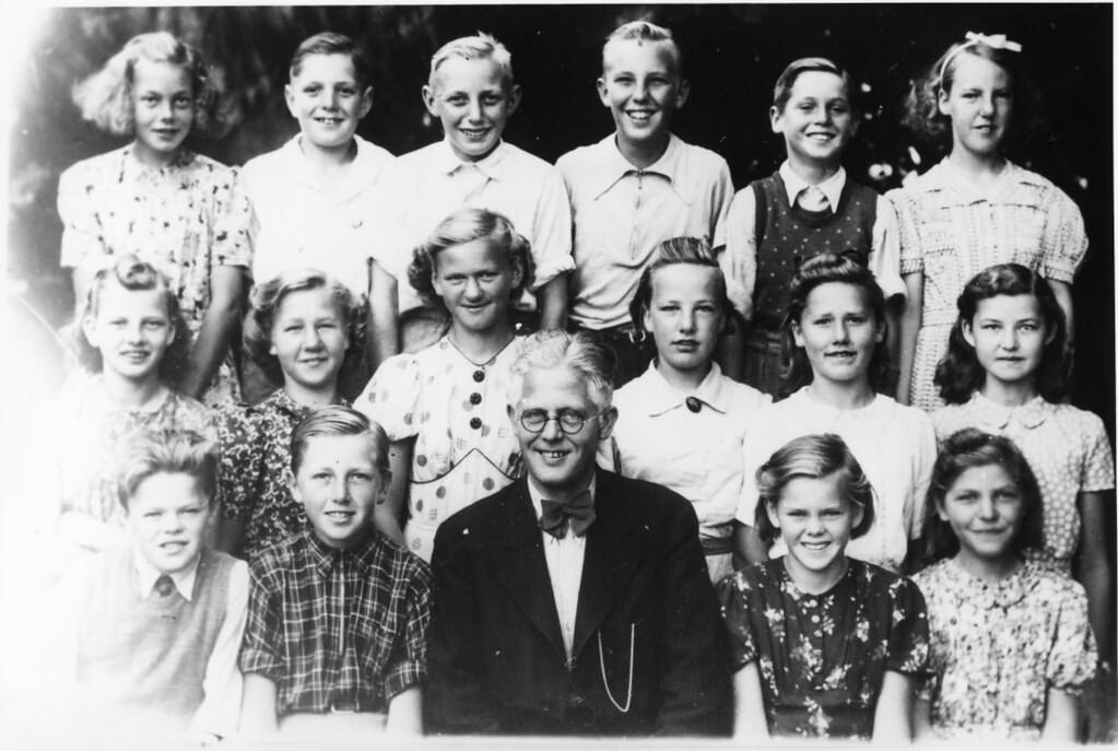 Svogerslev School, Teacher Sofus Bondrup Hansen with students, 1940s