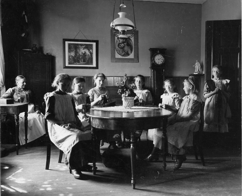 Ms. Lauder's knitting and sewing school, approx. 1900