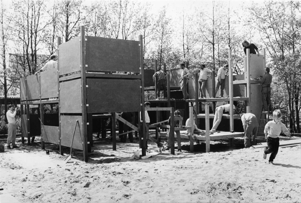 Klostermarksskolen, Parents build playground, 1987