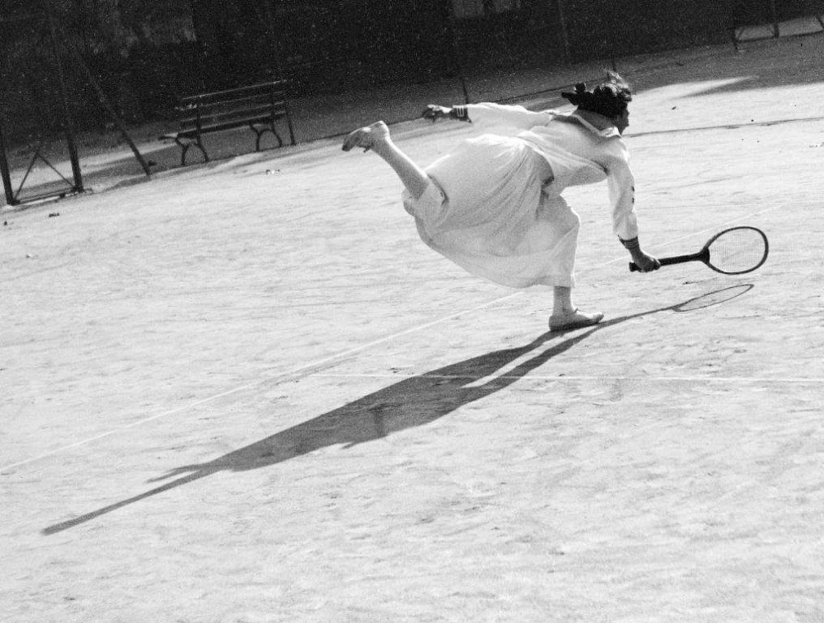 Training of Suzanne Lenglen, Nice, November 1915.