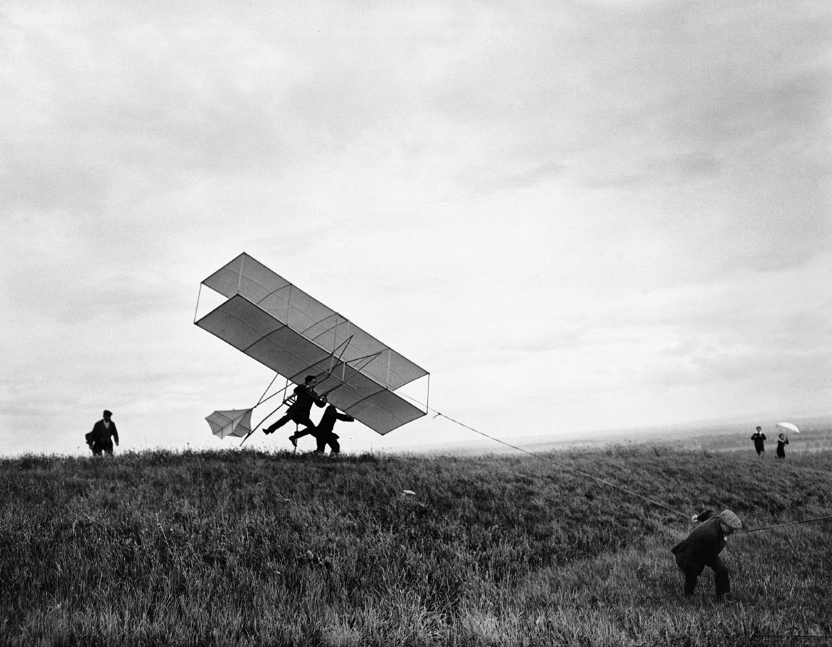 The ZYX24 takes off while Piroux, Zissou, Georges, Louis, Dédé and Robert make there attempt as well in Rouzat, September 1910.