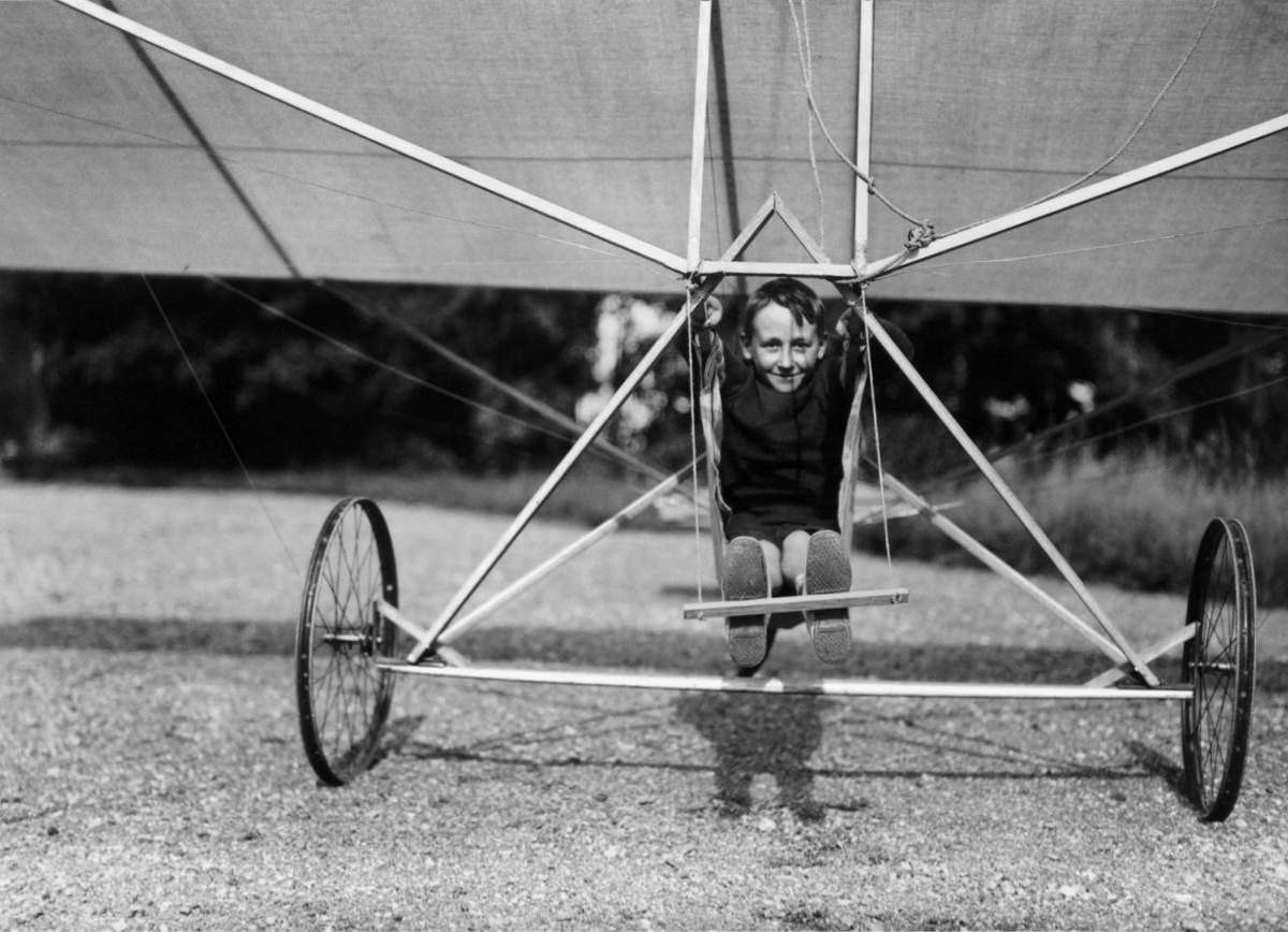 Robert, the lightest, is chosen to test-fly the “Pic no. 3” in Rouzat, September 1910.
