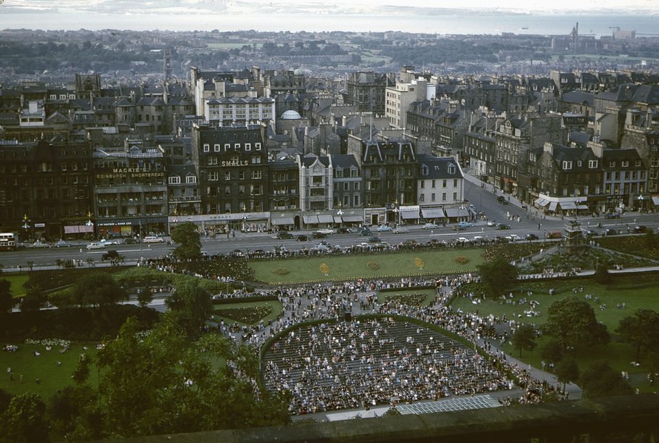 Fascinating Vintage Photos Show Edinburgh in the 1950s