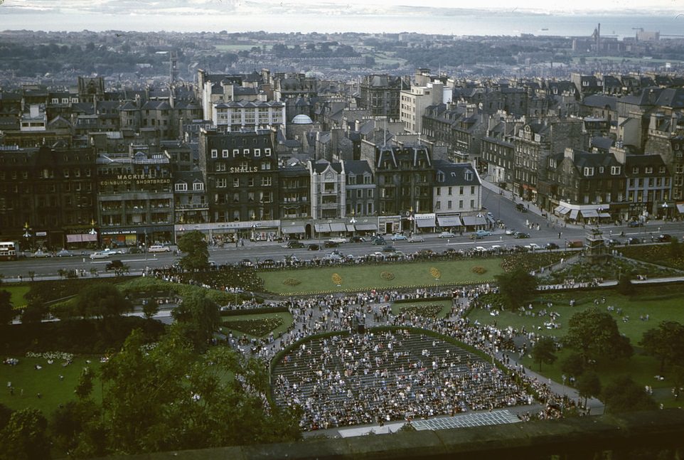 Fascinating Vintage Photos Show Edinburgh in the 1950s