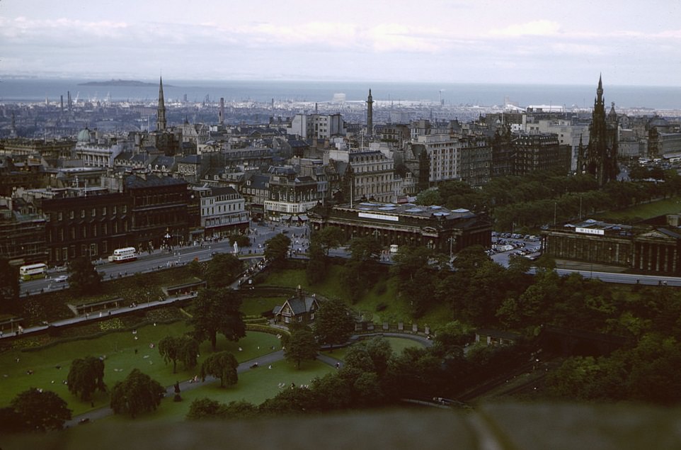 Fascinating Vintage Photos Show Edinburgh in the 1950s