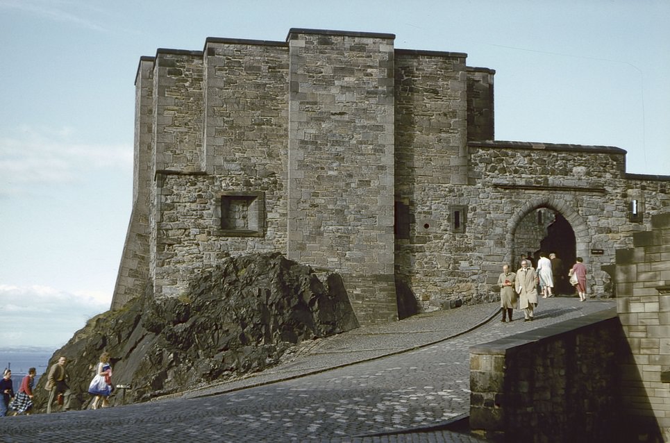 Fascinating Vintage Photos Show Edinburgh in the 1950s