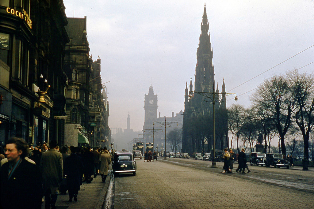 Fascinating Vintage Photos Show Edinburgh in the 1950s