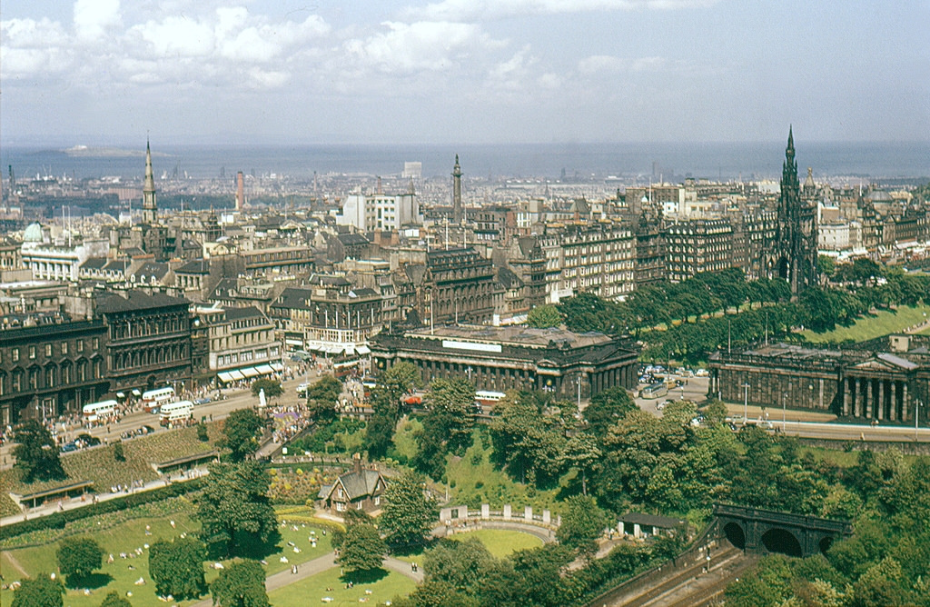 Fascinating Vintage Photos Show Edinburgh in the 1950s