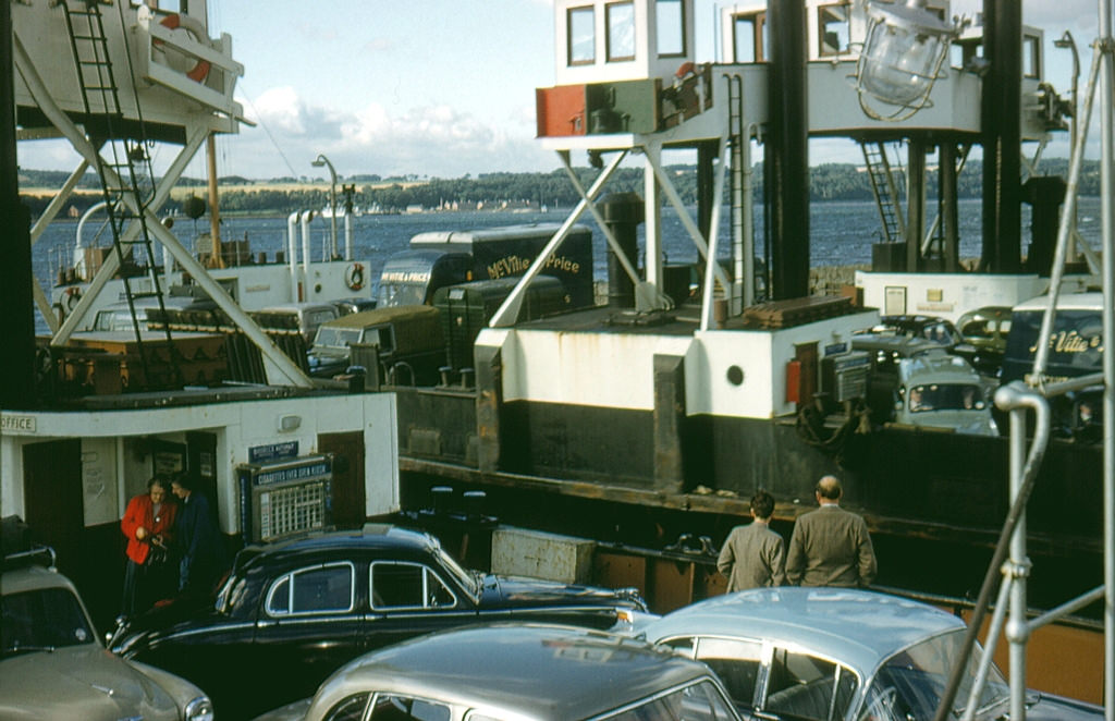 Fascinating Vintage Photos Show Edinburgh in the 1950s