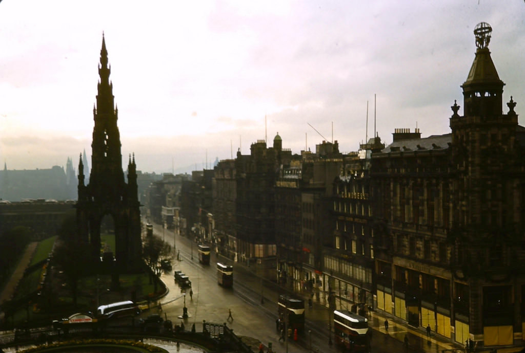 Fascinating Vintage Photos Show Edinburgh in the 1950s