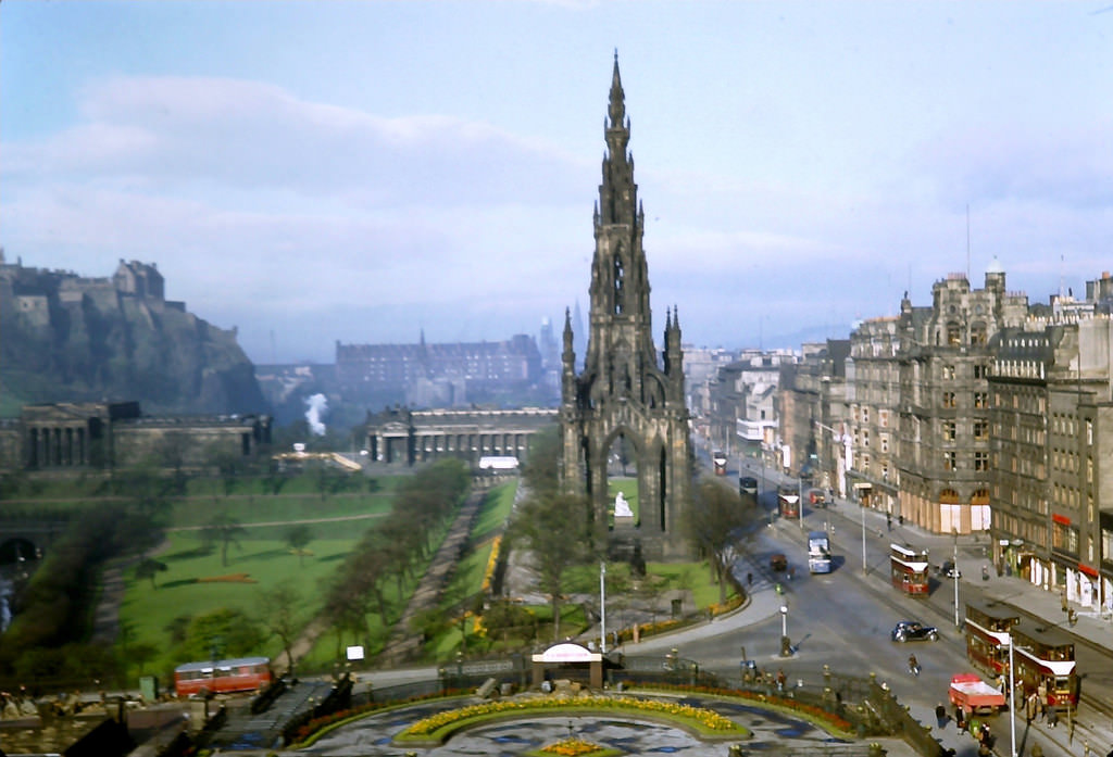 Fascinating Vintage Photos Show Edinburgh in the 1950s