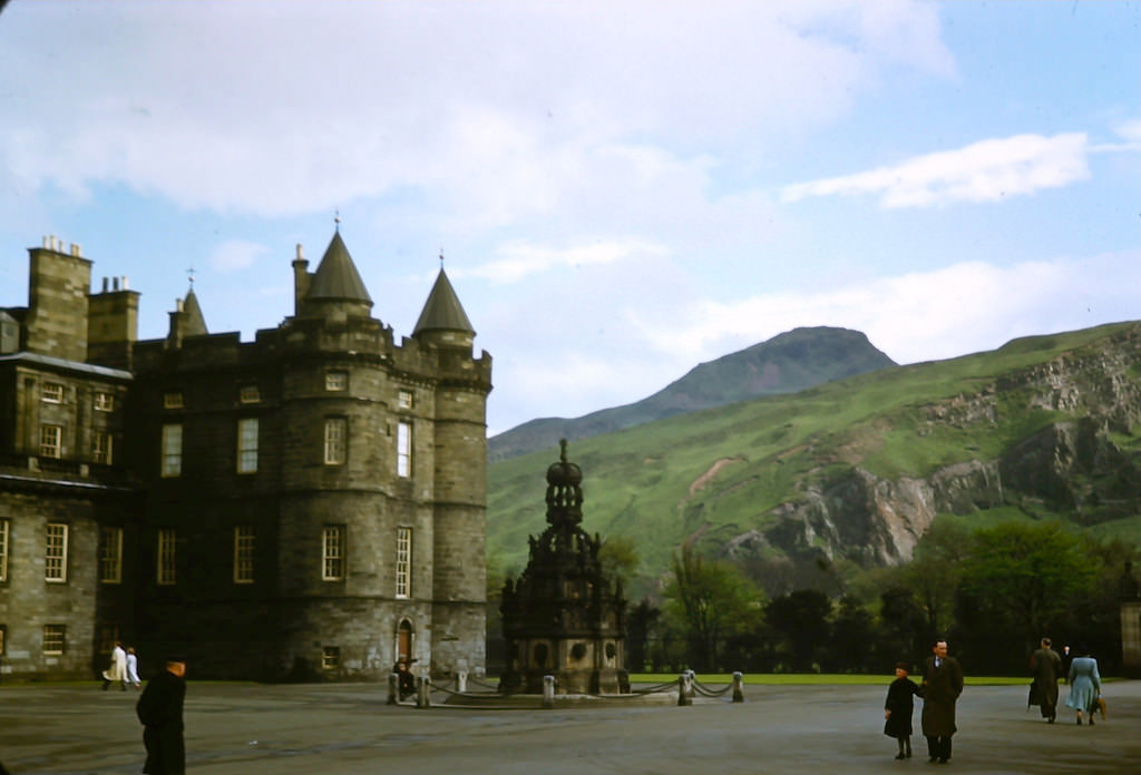 Fascinating Vintage Photos Show Edinburgh in the 1950s