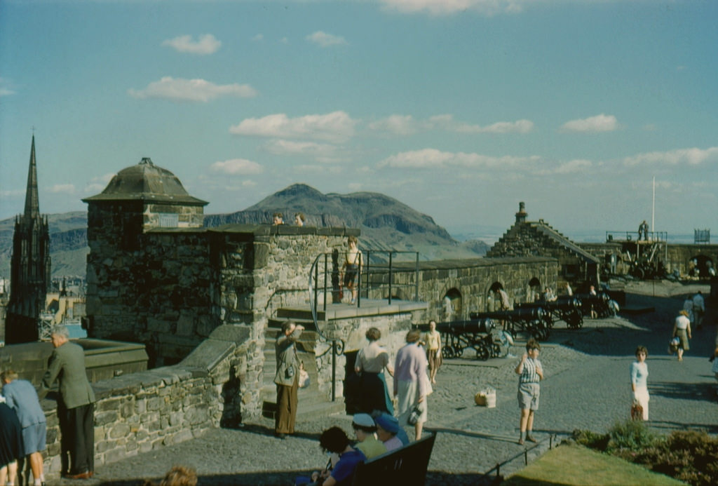 Fascinating Vintage Photos Show Edinburgh in the 1950s