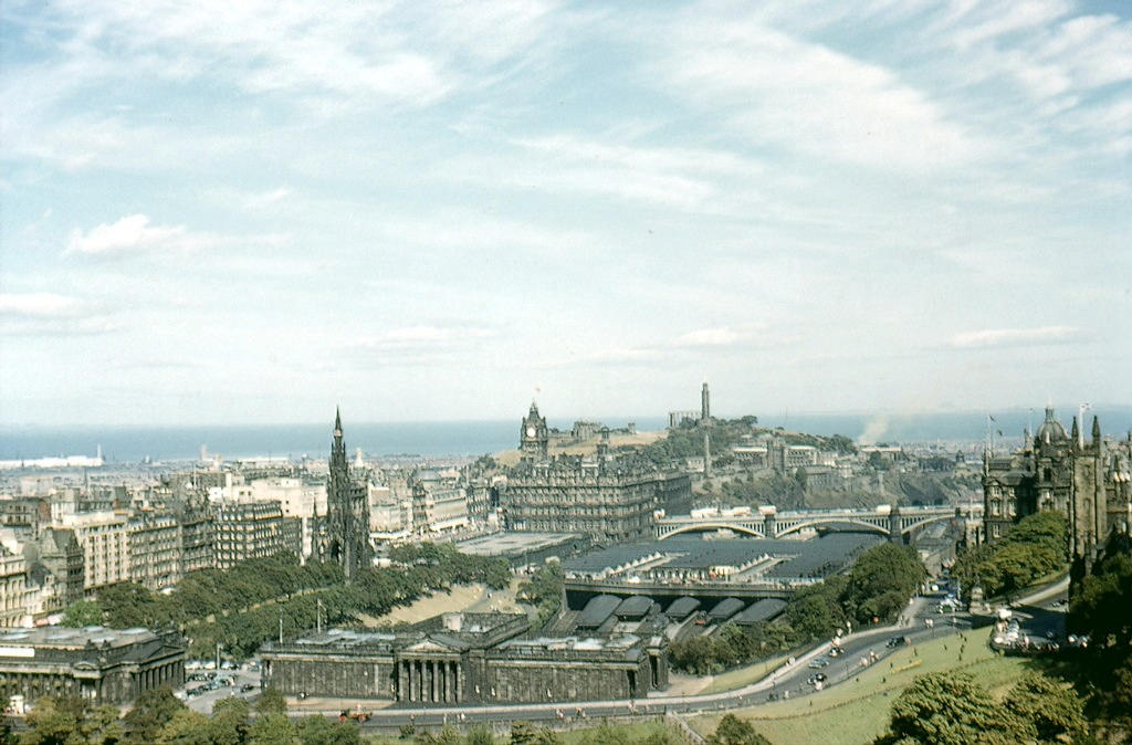 Fascinating Vintage Photos Show Edinburgh in the 1950s