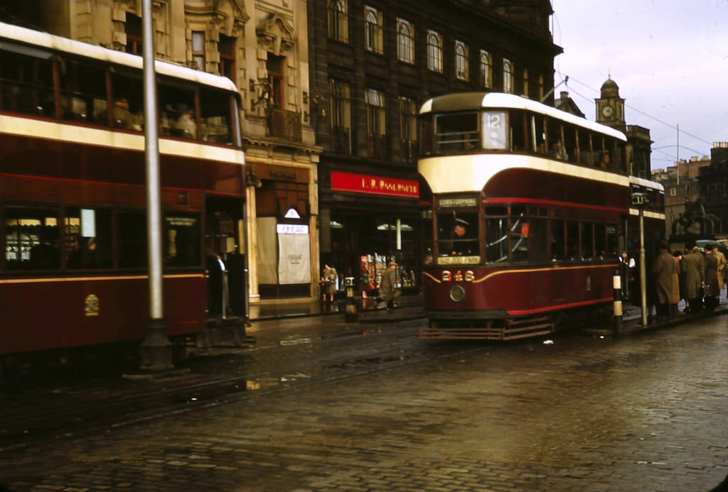 Fascinating Vintage Photos Show Edinburgh in the 1950s