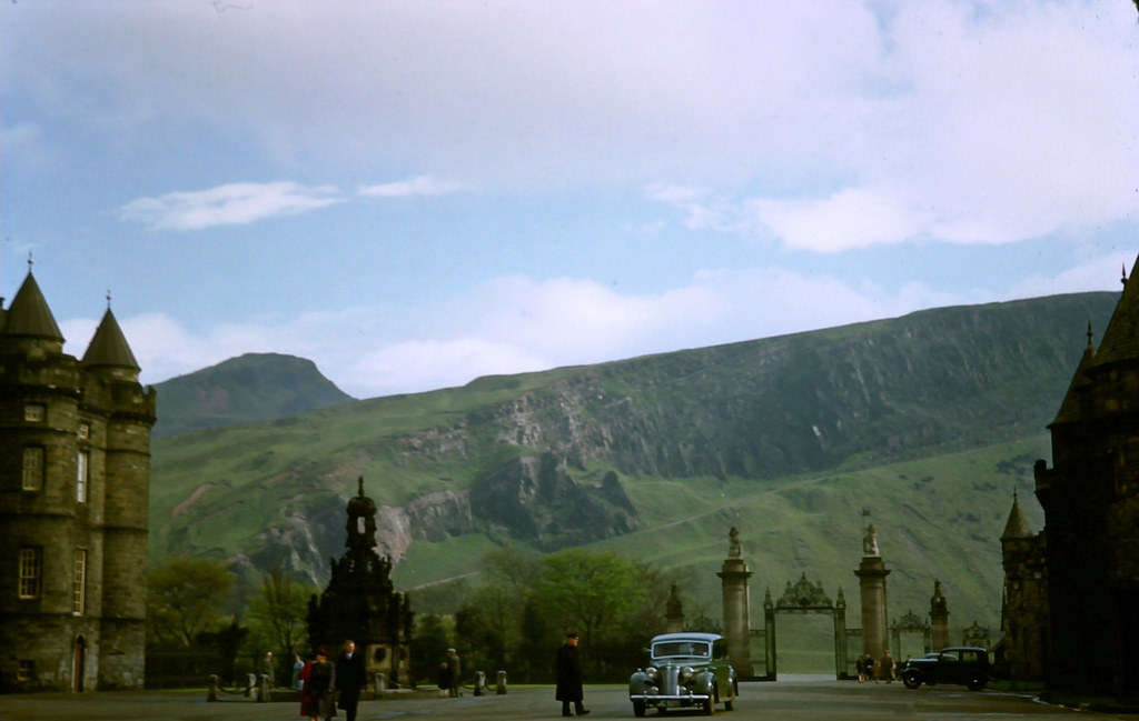 Fascinating Vintage Photos Show Edinburgh in the 1950s