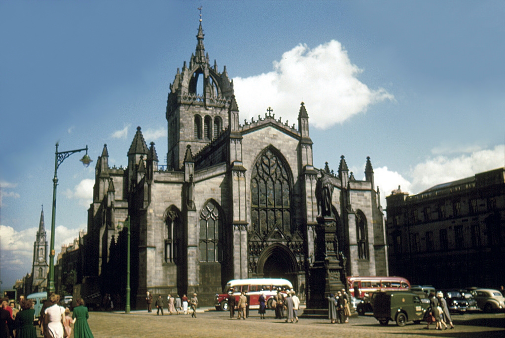 Fascinating Vintage Photos Show Edinburgh in the 1950s