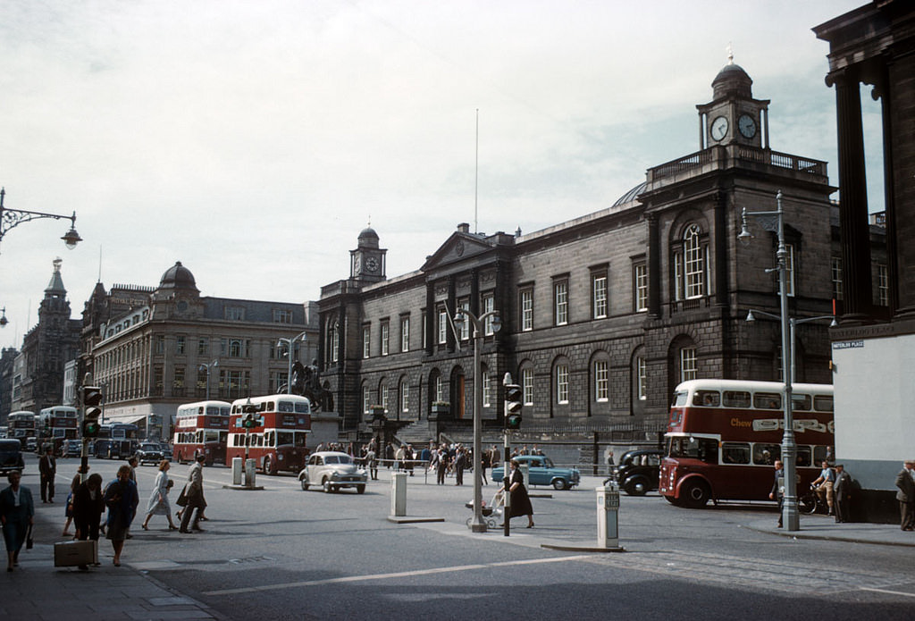 Fascinating Vintage Photos Show Edinburgh in the 1950s