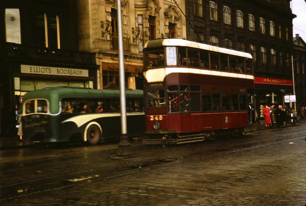 Fascinating Vintage Photos Show Edinburgh in the 1950s