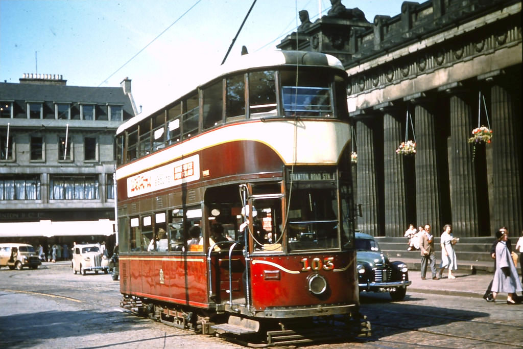 Fascinating Vintage Photos Show Edinburgh in the 1950s